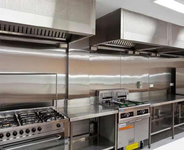 Imagem de uma cozinha industrial com sistema saponificante instalado