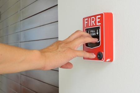 Imagem acionando o um ponto de chamada manual de alarme de incendio
